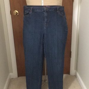 3/$20 Gloria Vanderbilt 20W short jeans